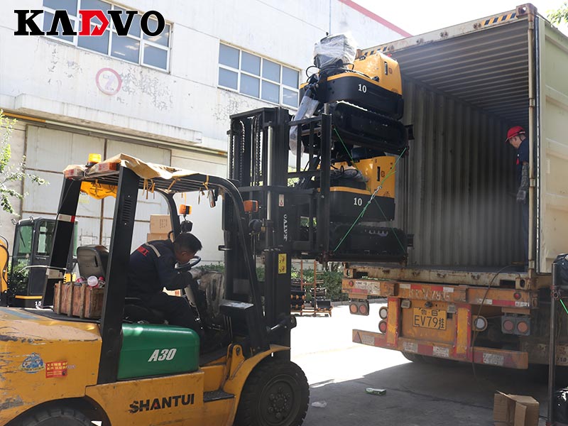 凱迪沃重工一批小型挖掘機(jī)出口北美