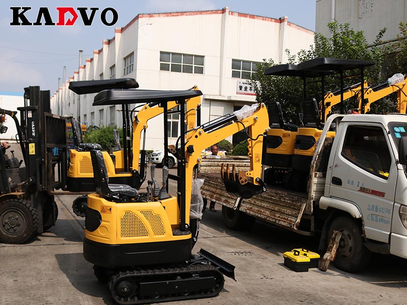 凱迪沃重工15臺(tái)小型挖掘機(jī)出口波蘭