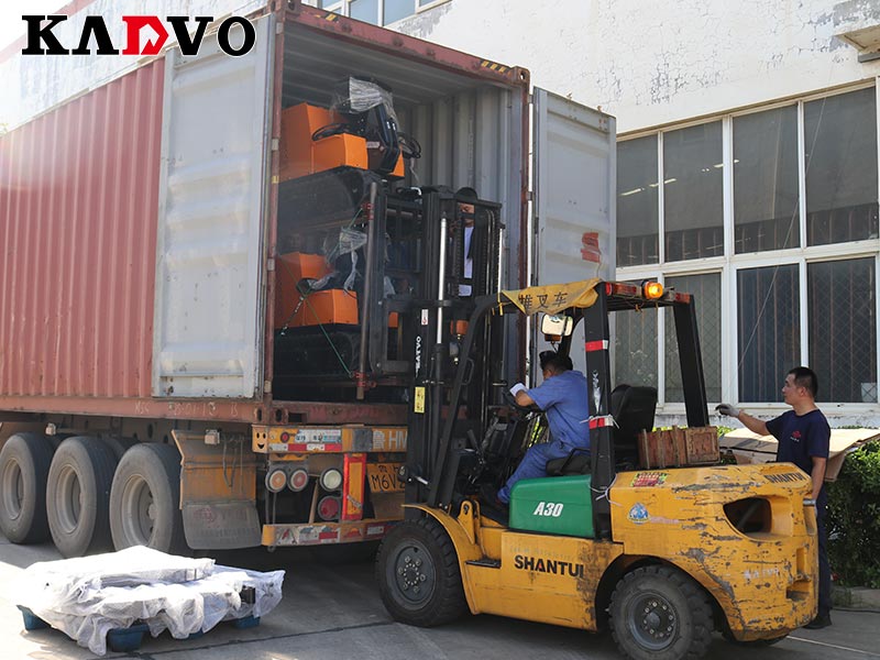 凱迪沃重工KV12小型挖掘機(jī)出口韓國(guó)