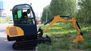 KV20小型挖掘機室外挖土操作視頻